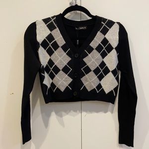 Long sleeve v-neck top.